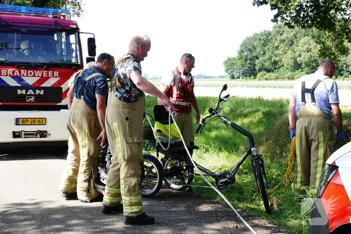 Brandweer haalt driewieler uit het water
