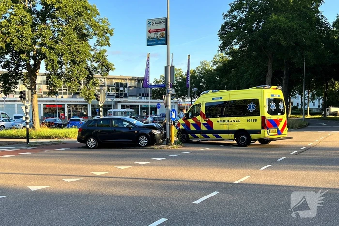 Automobilist gewond bij botsing tegen lantaarnpaal