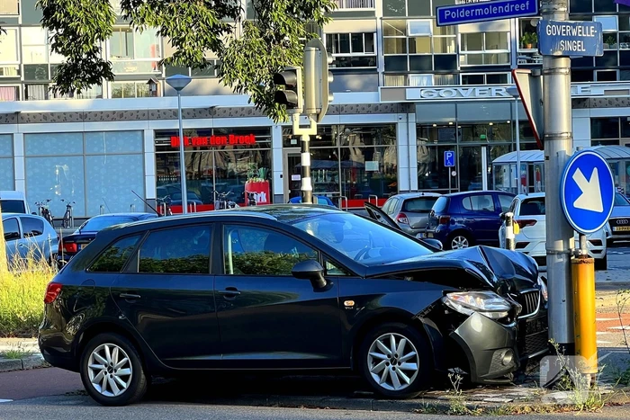 Automobilist gewond bij botsing tegen lantaarnpaal