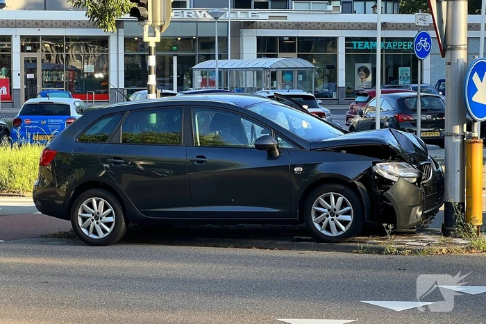 Automobilist gewond bij botsing tegen lantaarnpaal