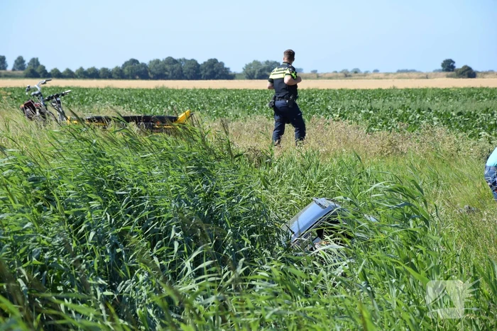 Automobilist raakt van de weg en belandt in sloot