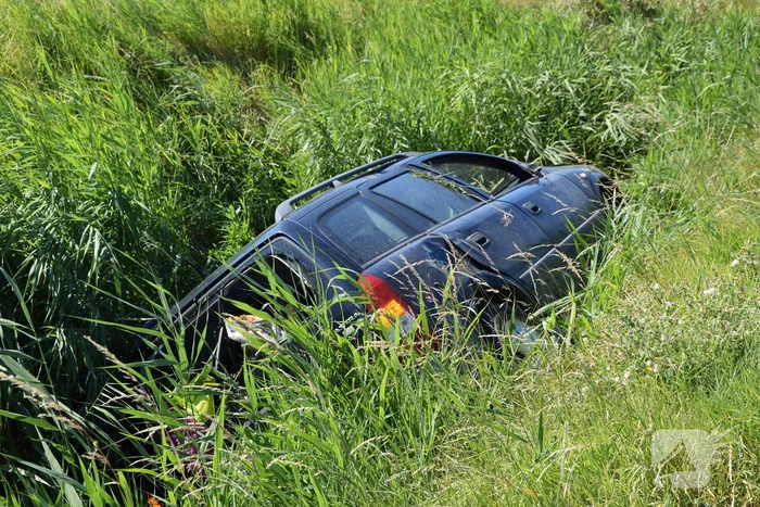 Automobilist raakt van de weg en belandt in sloot