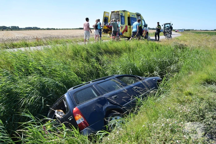 Automobilist raakt van de weg en belandt in sloot