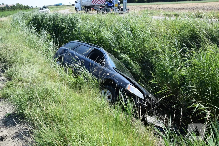 Automobilist raakt van de weg en belandt in sloot