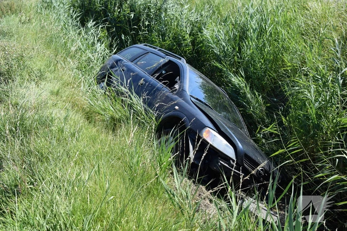 Automobilist raakt van de weg en belandt in sloot