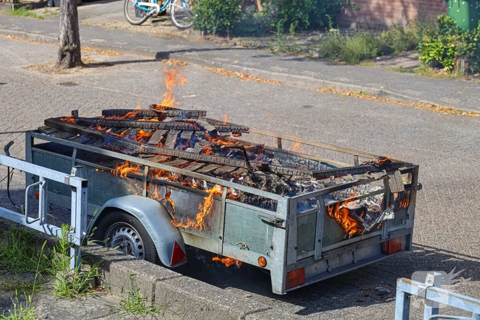 Aanhanger met sloopafval in brand