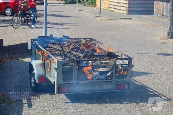 Aanhanger met sloopafval in brand