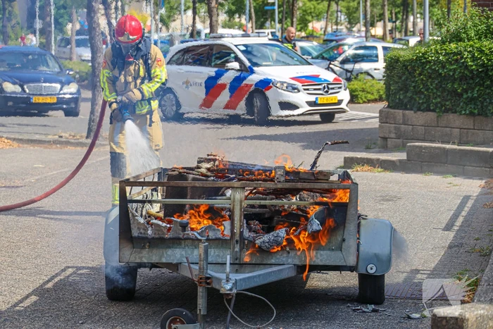 Aanhanger met sloopafval in brand