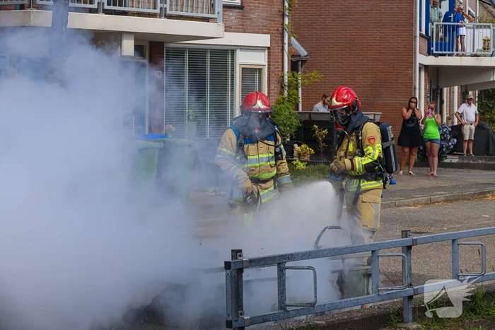 Aanhanger met sloopafval in brand