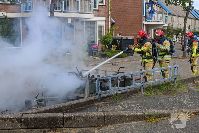 Aanhanger met sloopafval in brand