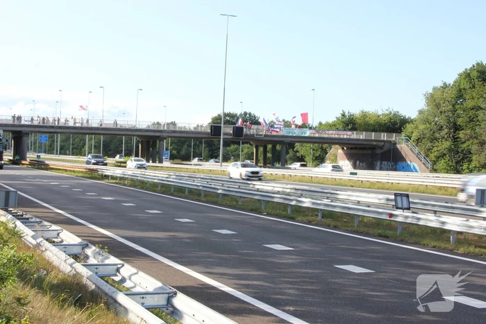 Vlaggenactie op viaduct van snelweg