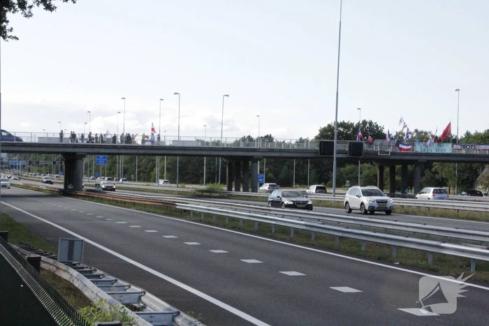 Vlaggenactie op viaduct van snelweg