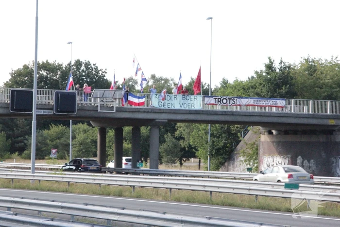 Vlaggenactie op viaduct van snelweg