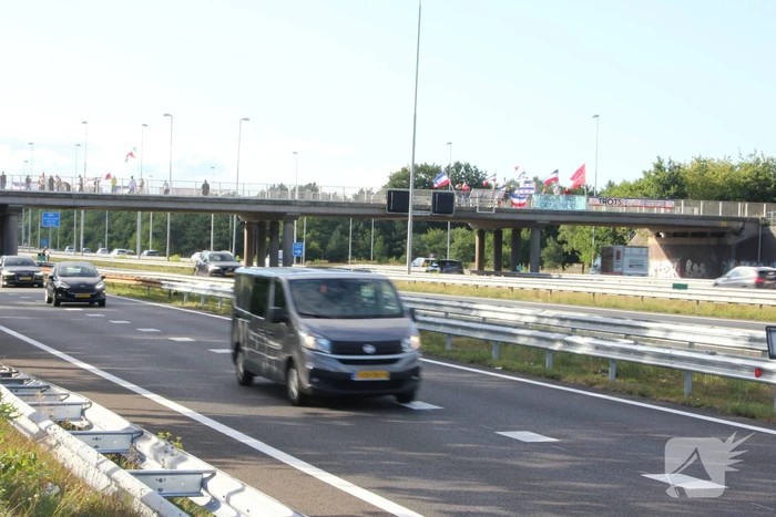 Vlaggenactie op viaduct van snelweg