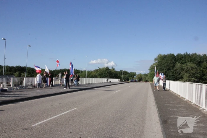 Vlaggenactie op viaduct van snelweg