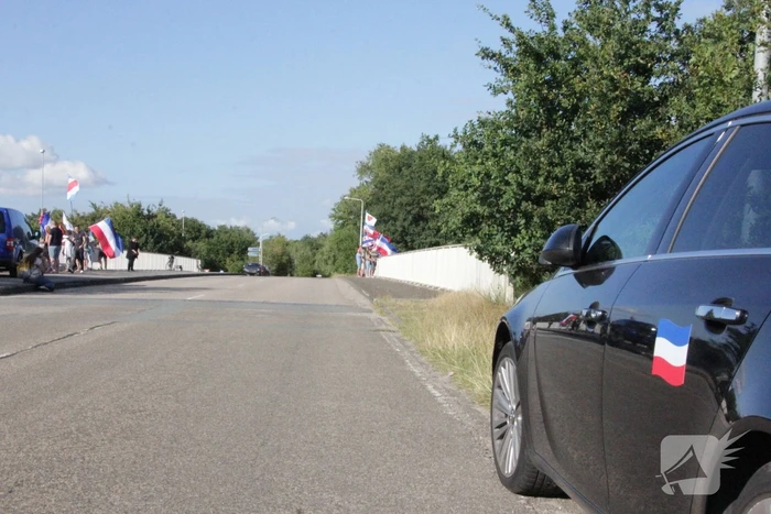 Vlaggenactie op viaduct van snelweg