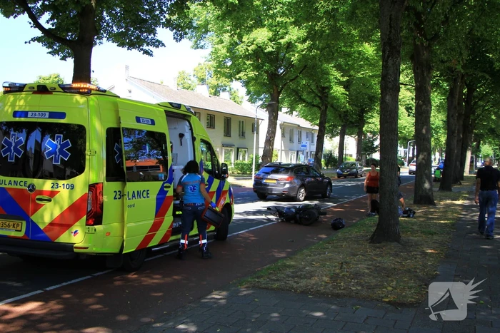 Scooterrijder en opzittende gewond bij ongeval