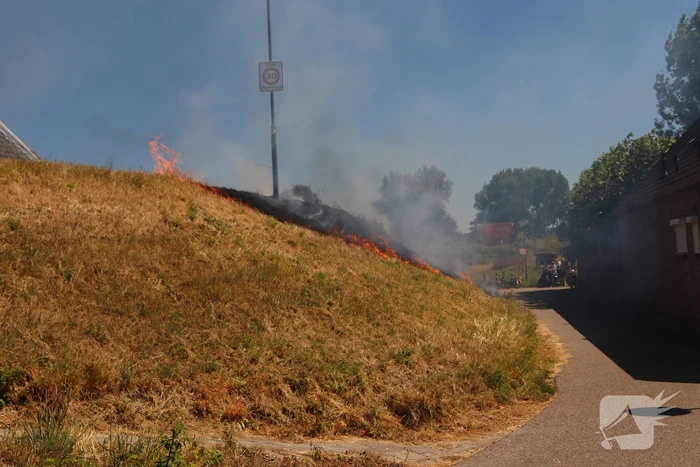 Stuk grasveld gaat in vlammen op