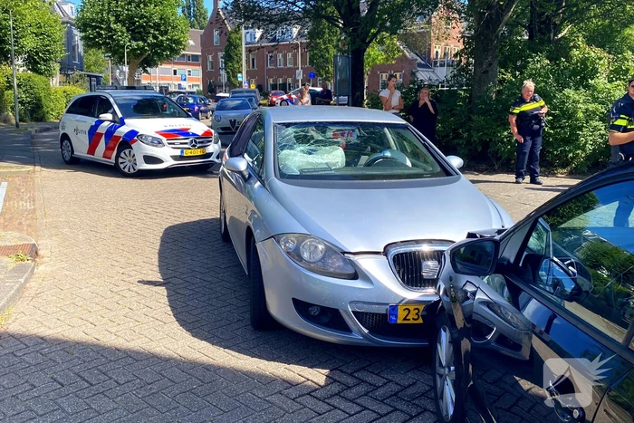 Auto's in de kreukels na botsing in flauwe bocht