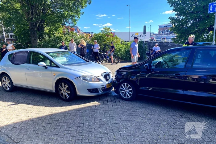 Auto's in de kreukels na botsing in flauwe bocht