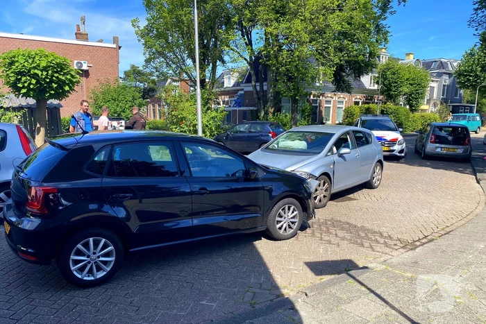 Auto's in de kreukels na botsing in flauwe bocht