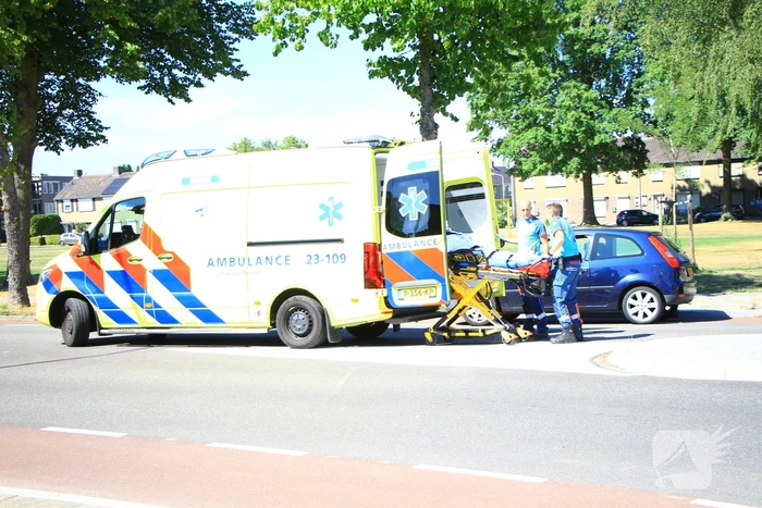 Vrouw op scootmobiel gaat onderuit