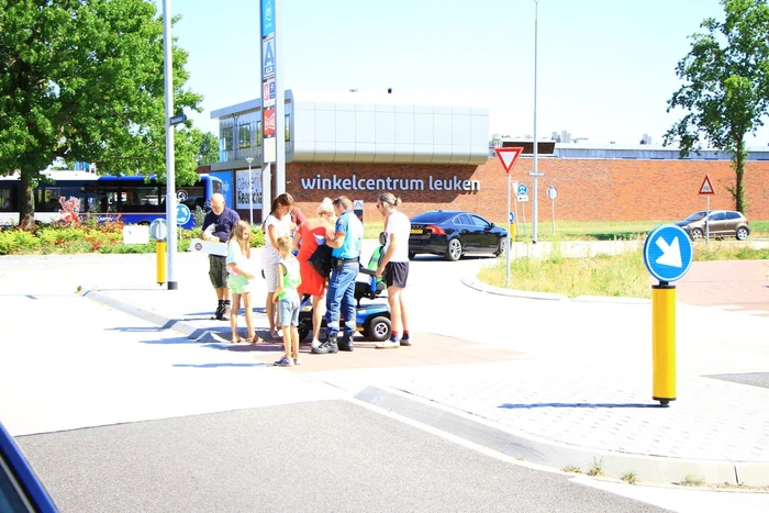 Vrouw op scootmobiel gaat onderuit