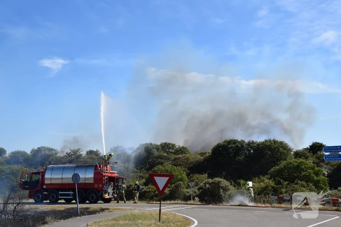 Brandweer massaal ingezet bij grote duinbrand