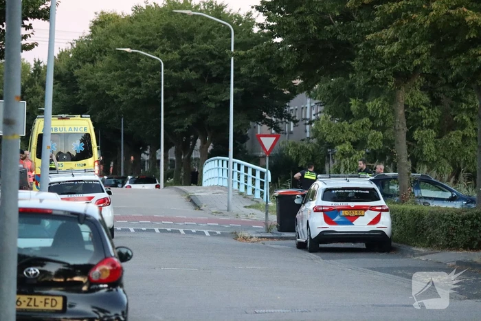 Twee scooterrijders botsen op elkaar