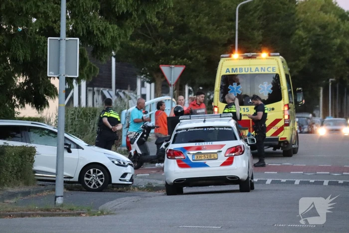 Twee scooterrijders botsen op elkaar