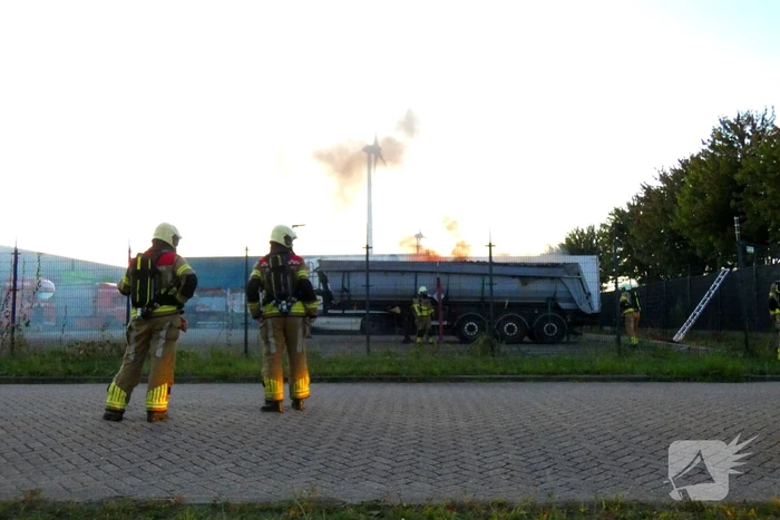 Brand in trailer van vrachtwagen