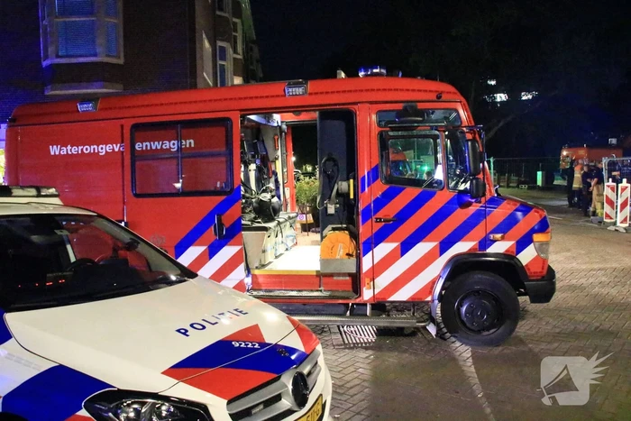Brandweerduikers halen drenkeling uit kanaal