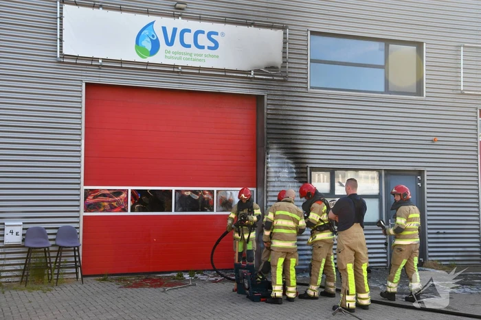 Bedrijfspand beschadigd na brand