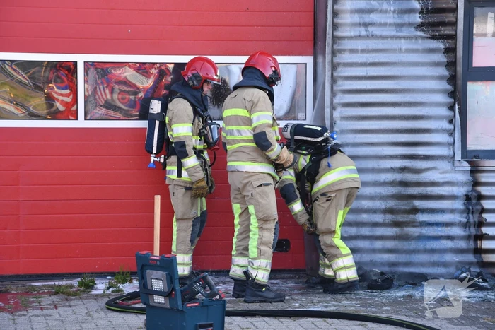 Bedrijfspand beschadigd na brand