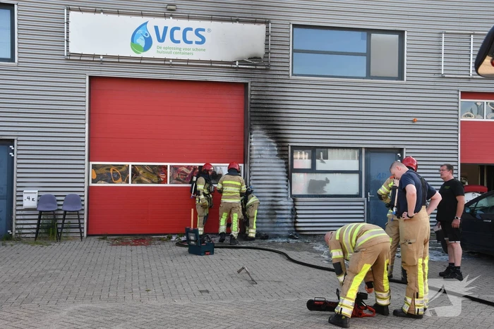Bedrijfspand beschadigd na brand