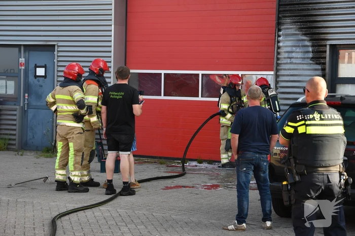 Bedrijfspand beschadigd na brand