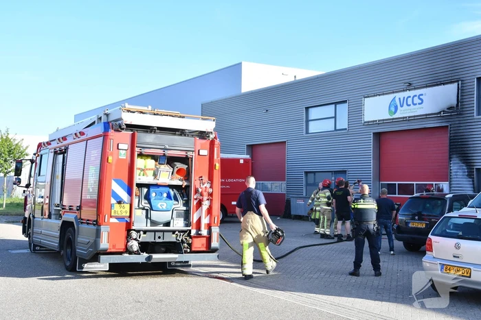 Bedrijfspand beschadigd na brand