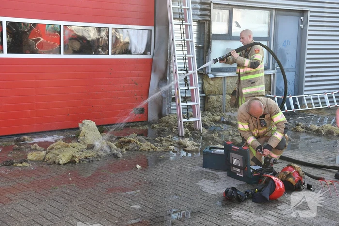 Bedrijfspand beschadigd na brand