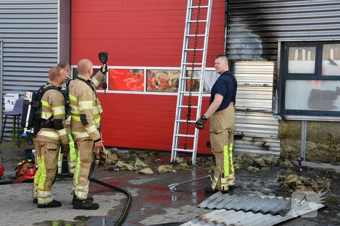 Bedrijfspand beschadigd na brand