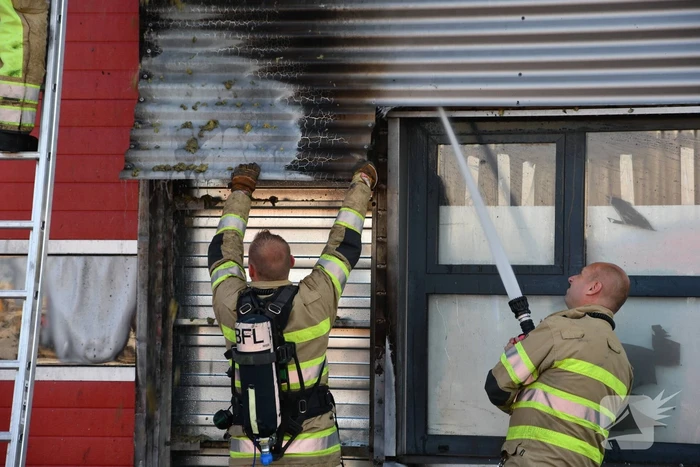 Bedrijfspand beschadigd na brand