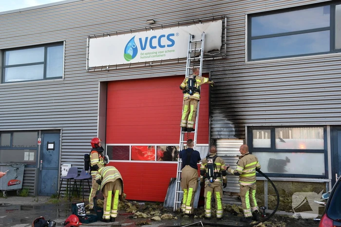 Bedrijfspand beschadigd na brand