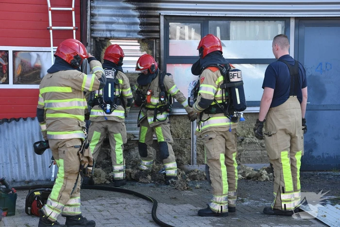 Bedrijfspand beschadigd na brand