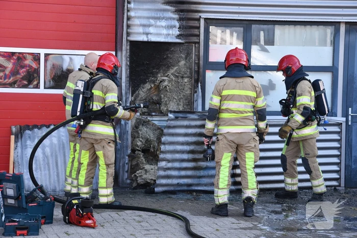 Bedrijfspand beschadigd na brand