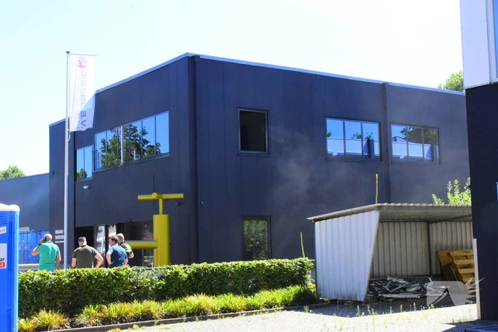 Bedrijfspand ontruimd vanwege brand