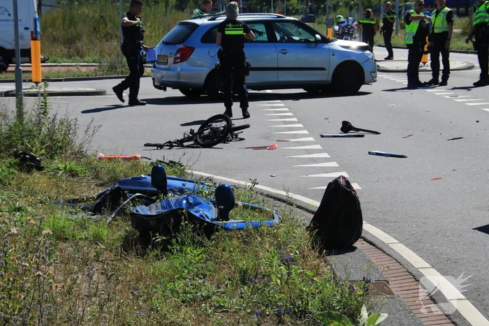 Ongeval met meerdere voertuigen en fietser
