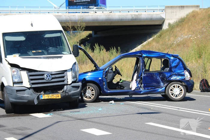 Ongeval met meerdere voertuigen en fietser