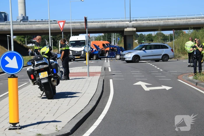 Ongeval met meerdere voertuigen en fietser