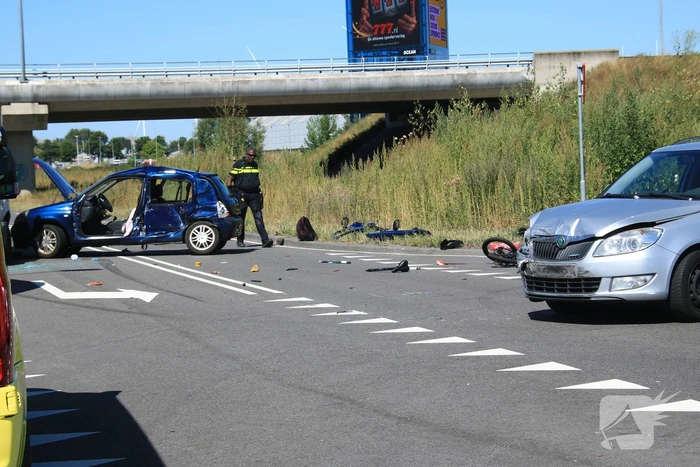 Ongeval met meerdere voertuigen en fietser