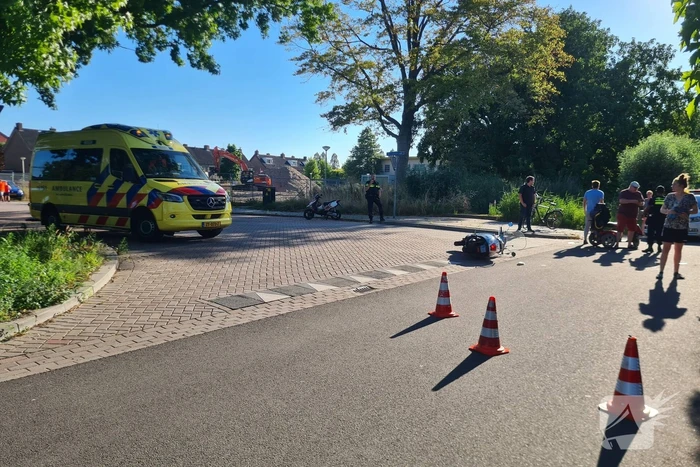 Twee scooterrijders in botsing