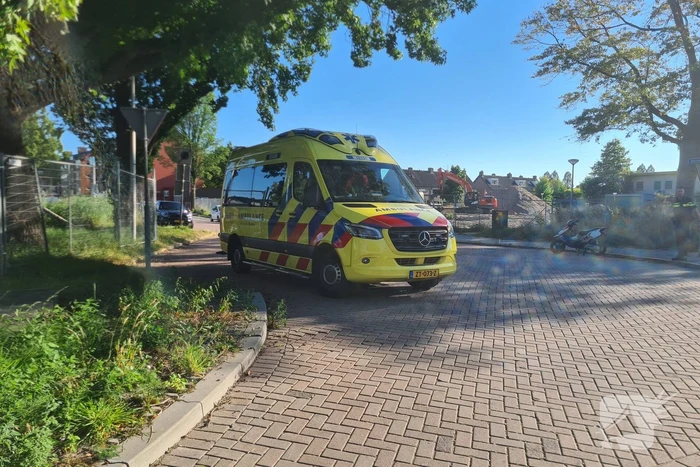 Twee scooterrijders in botsing
